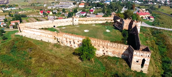 Як виглядає найбільший замок Львівщини з висоти пташиного польоту — відео