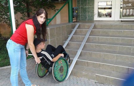 Ужгород недоступний для інвалідних візочків — мами особливих дітей
