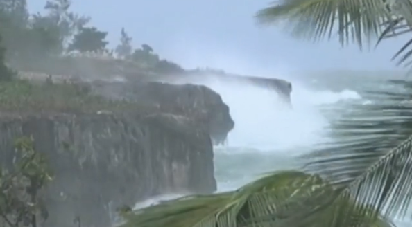 На острови Карибського моря обрушився потужний ураган — відео