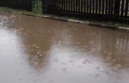У Коломиї після дощу вулиці перетворились на озера — відео