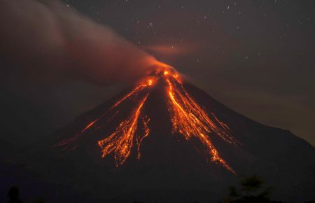У Мексиці евакуюють людей через виверження вулкану — відео