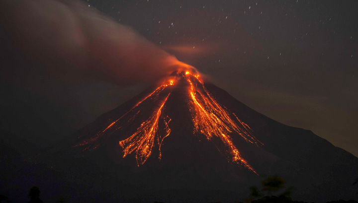 У Мексиці евакуюють людей через виверження вулкану — відео