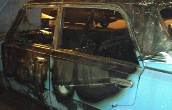 У Запоріжжі після стрілянини загорілося авто — фото У Запоріжжі після стрілянини загорілося авто — фото