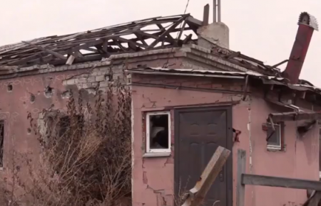Жителі околиць Луганська показали, як живуть серед руїн — відео