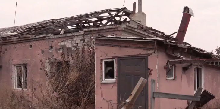 Жителі околиць Луганська показали, як живуть серед руїн — відео Жителі околиць Луганська показали, як живуть серед руїн — відео