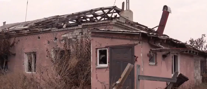 Жителі околиць Луганська показали, як живуть серед руїн — відео