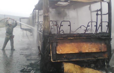 Автобус із пасажирами загорівся поблизу Харкова — фото