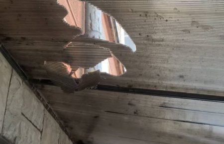 Тернопіль: бурулька пробила дах, після відлиги на вулицях озера - фото, відео