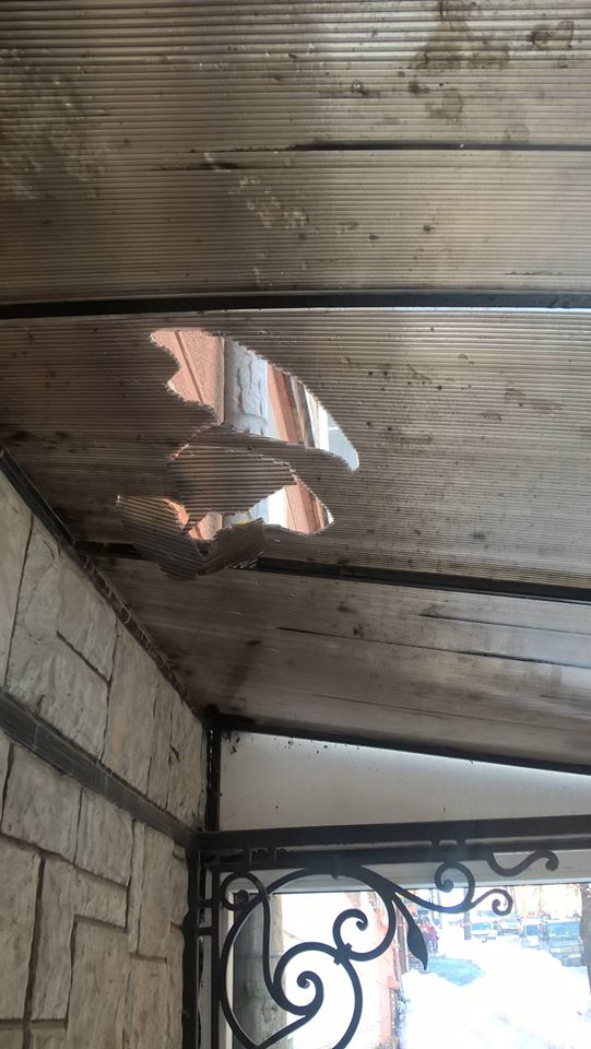 Тернопіль: бурулька пробила дах, після відлиги на вулицях озера - фото, відео