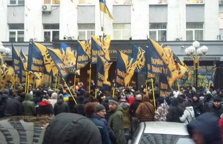 Під Генпрокуратуру принесли пам’ятник «людям, які поховали справи Майдану» — фото