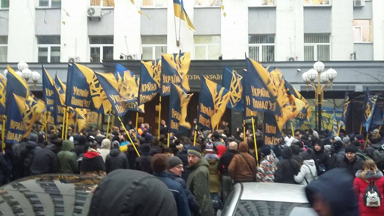 Під Генпрокуратуру принесли пам’ятник «людям, які поховали справи Майдану» — фото