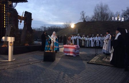 Біля Меморіалу жертв Голодомору почалася акція «Засвіти свічку» — відео