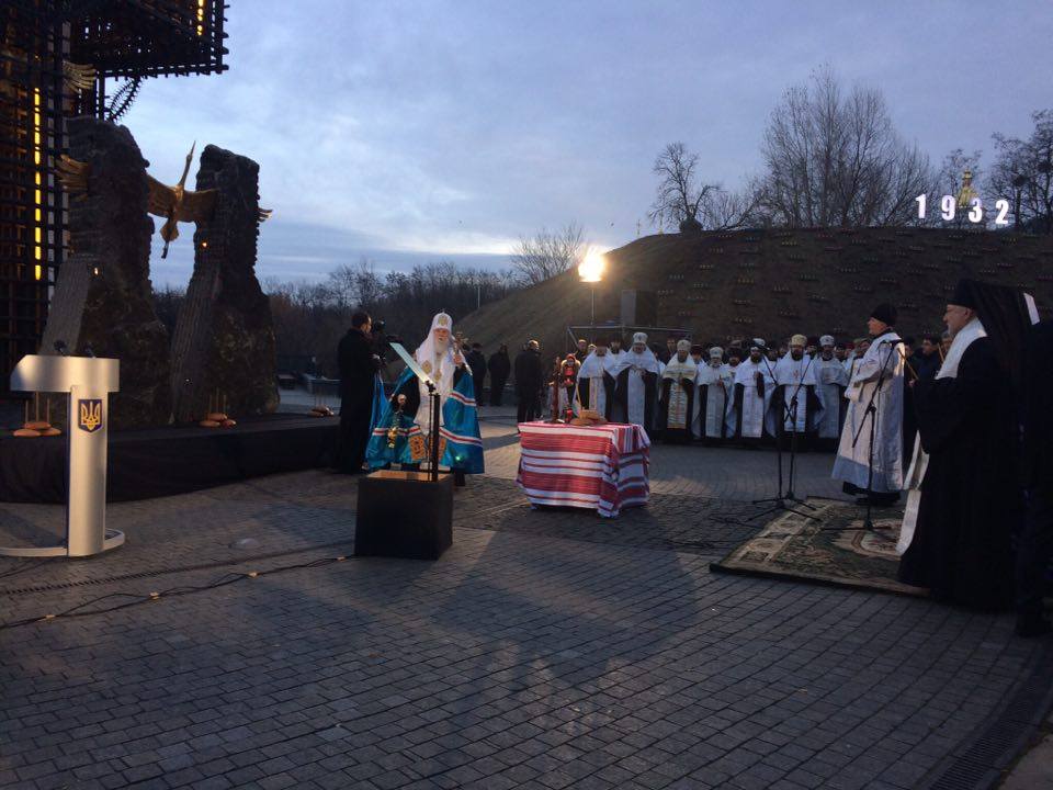 Біля Меморіалу жертв Голодомору почалася акція «Засвіти свічку» — відео