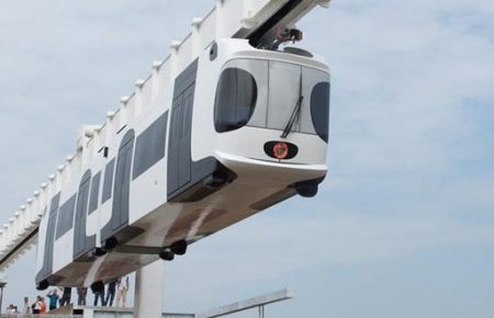 У Китаї запрацювала футуристична підвісна залізниця — відео