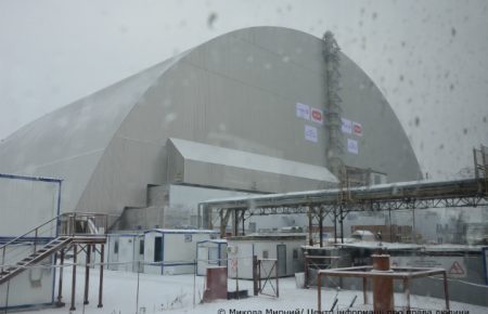 Чорнобиль: зруйнований реактор накрили захисною аркою - відео
