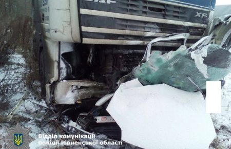 На Рівненщині вантажівка розчавила легкове авто - відео