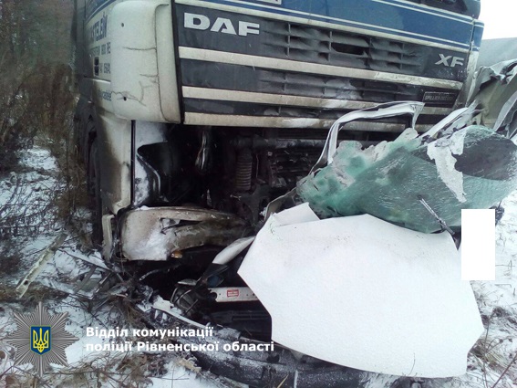 На Рівненщині вантажівка розчавила легкове авто - відео