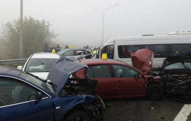 В Румунії через туман зіштовхнулись більше 20 машин: є жертви - фото, відео