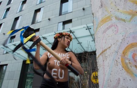 Активістка Femen влаштувала оголену акцію на підтримку безвізу — фото