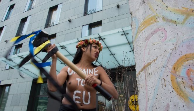 Активістка Femen влаштувала оголену акцію на підтримку безвізу — фото Активістка Femen влаштувала оголену акцію на підтримку безвізу — фото