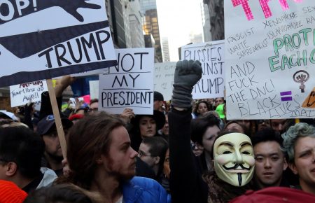 Протести у США набирають обертів — заплановано «мільйонний марш жінок»