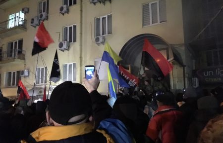 В Києві "праві" учасники маршу розгромили офіс Сбєрбанку Росії та офіс Медведчука