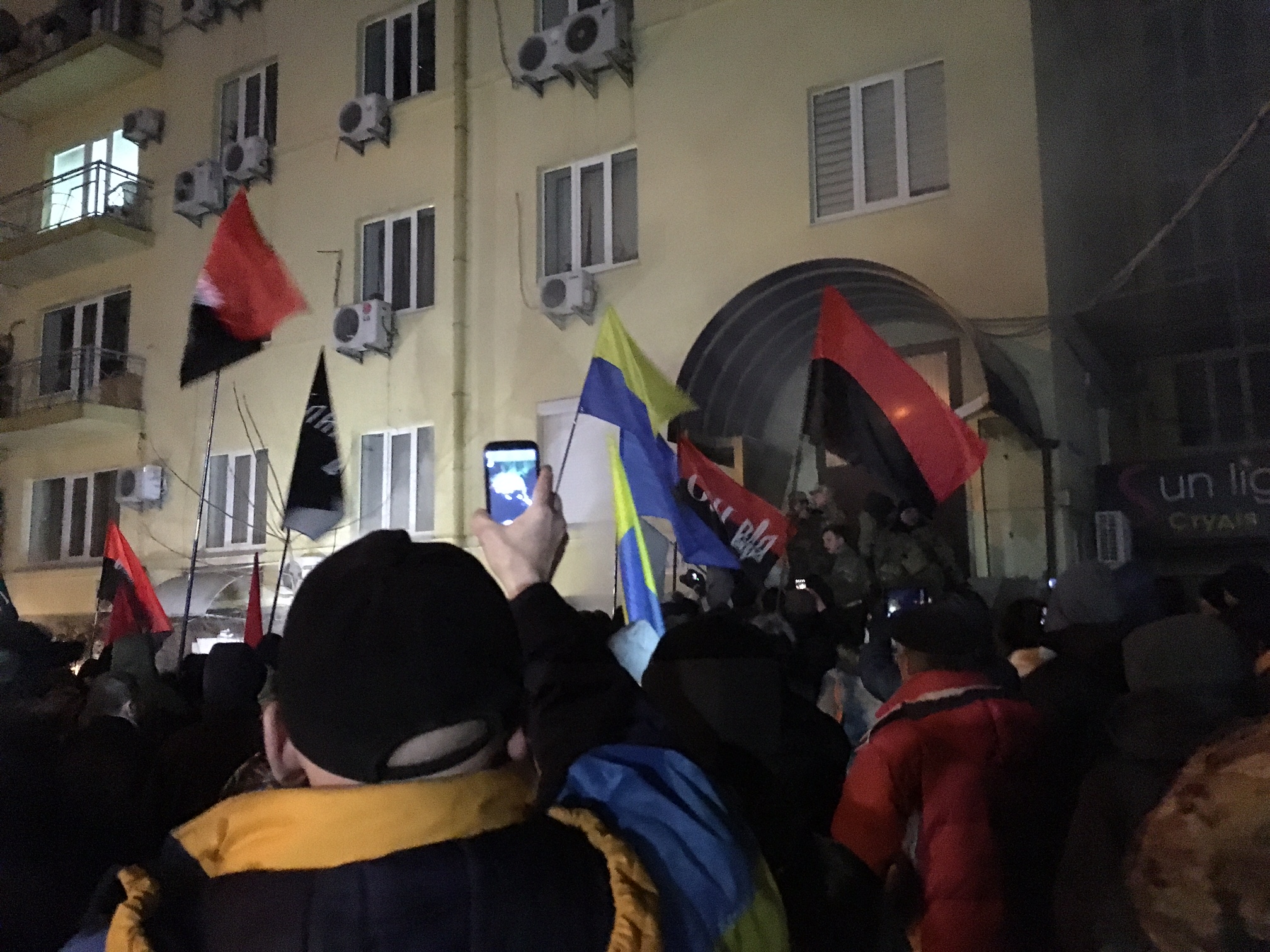 В Києві "праві" учасники маршу розгромили офіс Сбєрбанку Росії та офіс Медведчука