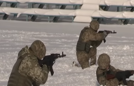Курсанти військового інституту вчаться виживати в екстремальних умовах - відео