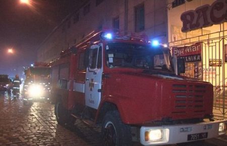 Пожежники врятували мешканців палаючого будинку у Львові — відео