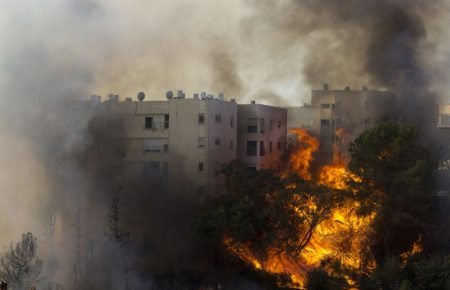 Страшна пожежа в Ізраїлі, — десятки тисяч людей евакуйовано — фото, відео