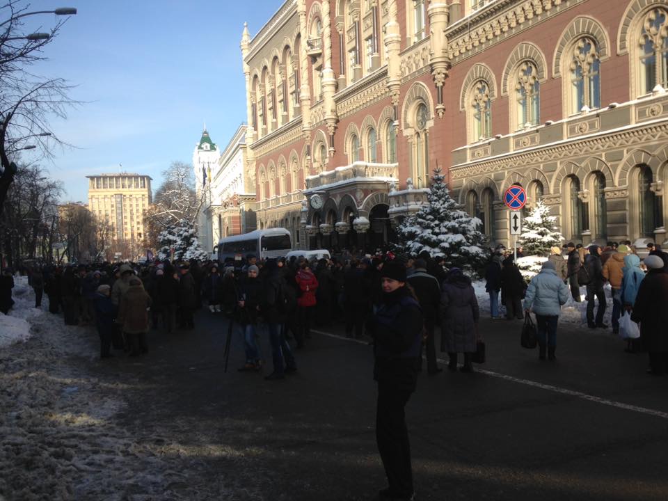 Під Національним банком України мітингують ошукані вкладники - фото, відео