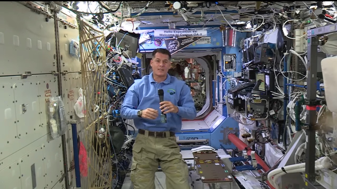 Астронавт розповів, як святкують День подяки у космосі — відео