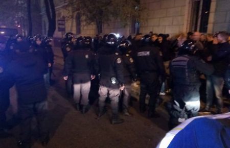 В Одесі масова бійка: гудять сирени, багато поліції, палають фаєри - відео