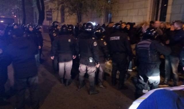 В Одесі масова бійка: гудять сирени, багато поліції, палають фаєри - відео В Одесі масова бійка: гудять сирени, багато поліції, палають фаєри - відео