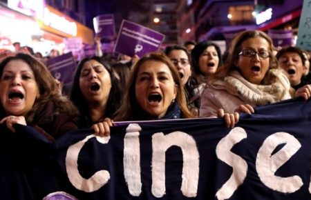 В Стамбулі тисячі людей мітингують проти шлюбів ґвалтівників з їхніми жертвами