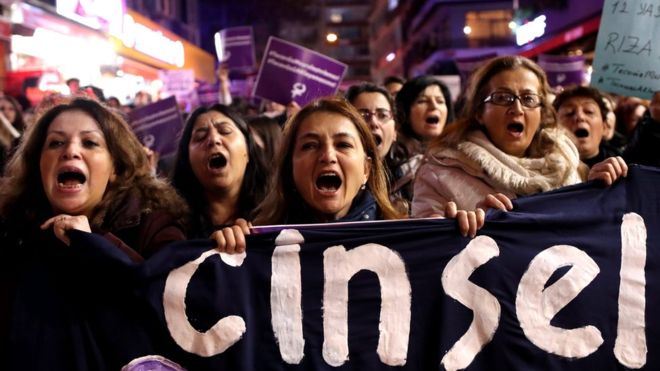 В Стамбулі тисячі людей мітингують проти шлюбів ґвалтівників з їхніми жертвами
