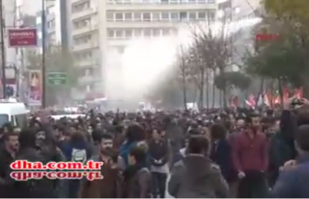 У Туреччині сльозогінним газом та водометами розганяли демонстрантів - відео