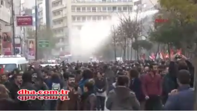 У Туреччині сльозогінним газом та водометами розганяли демонстрантів - відео