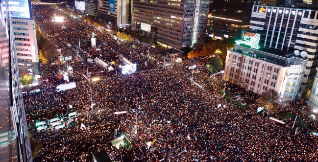 У столиці Кореї багатотисячні протести проти президента — відео