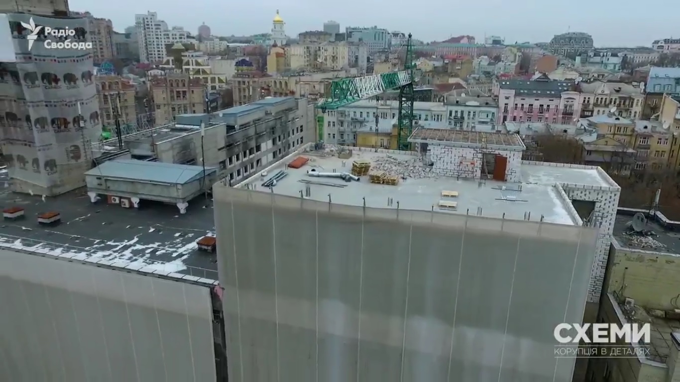 На Майдані зносять надбудову на згорілих «Профспілках» — відео