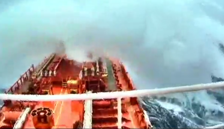 Океанський шторм очима українського моряка - вражаюче відео
