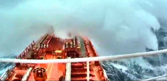 Океанський шторм очима українського моряка - вражаюче відео