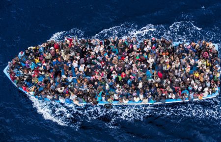 Майже півтори тисячі мігрантів ледь не потонули у морі, прямуючи до Європи