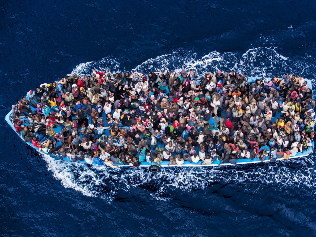 Майже півтори тисячі мігрантів ледь не потонули у морі, прямуючи до Європи