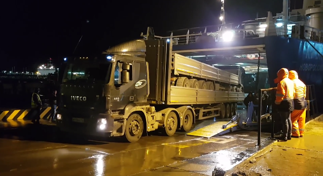 "Економні" водії вантажівок заблокували Керченську переправу — відео