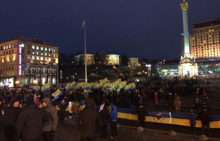 На Майдані розгорнули 146-метровий прапор України — фото