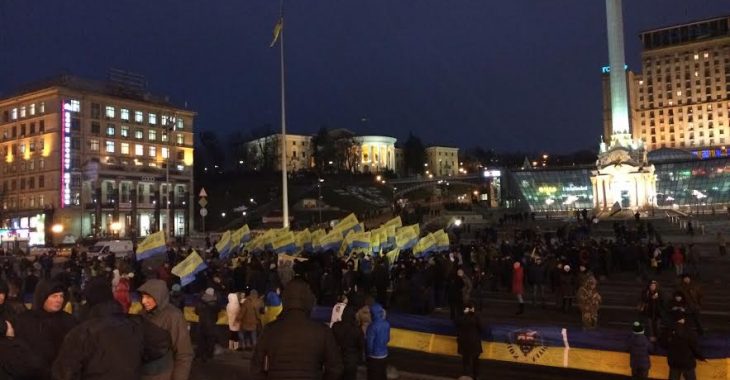 На Майдані розгорнули 146-метровий прапор України — фото На Майдані розгорнули 146-метровий прапор України — фото