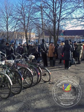 Из-за угрозы эвакуации сотни человек вышли на митинг в Марьинке, — волонтер