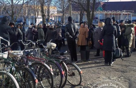 Из-за угрозы эвакуации сотни человек вышли на митинг в Марьинке, — волонтер