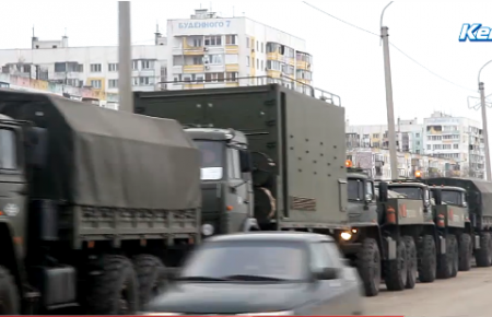 Керчани занепокоїлись через колону військової техніки - відео